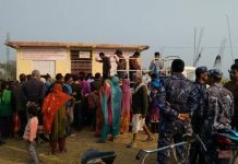 भैरहवा : मेडिकलका विद्यार्थीद्वारा विपन्नलाई कपडा वितरण