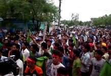 थारु युवा स्वयंसेवक दस्ताले शक्ति प्रदर्शन गर्दै