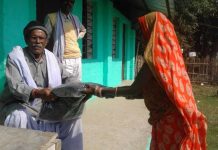 महोत्तरी : दलित बस्तीमा कम्बल वितरण