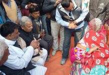 महन्थ ठाकुर सहिद परिवारलाई भेट्दै भने,‘सहादत खेर जाँदैन’