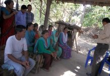 टिकापुरका पीडित २० थारु परिवारलाई मधेश फण्डद्वारा राहत