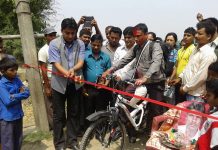 सहिद परिवारलाई भेट्न साईकल यात्रामा मानव अधिकारकर्मी