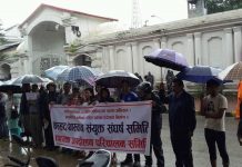 सिंहदरबारको गेटमा थारुहरुको लालटेन जुलुस