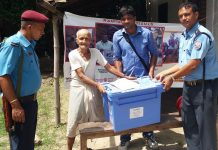 जनकपुरका समाजसेवीद्वारा बाढीपीडितलाई एक्वा बक्स वितरण