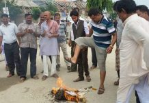 रौतहट : एमाले नेता पोखरेलको पुतला दहन, नेपालको विरोधमा बजार बन्द