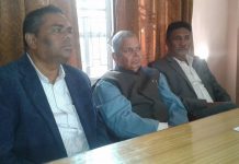 मोर्चाले प्रधानमन्त्रीलाई स्मरण पत्र बुझाउँदै
