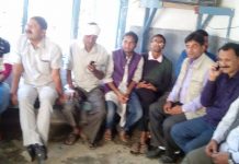 रौतहट : माधव नेपाललाई कालो झण्डा देखाउँदा मधेशी मोर्चाका नेताहरु हिरासतमा