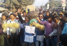 बहादुरगन्जमा ओलीको पुतला दहन