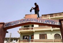मधेशी विद्यार्थीहरुले क्याम्पसहरुमा कालो झण्डा झुण्ड्याए