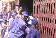 मधेश विरोधी भन्दै प्रधानमन्त्रीलाई कालो झण्डा