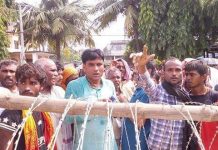 राहत नपाएको भन्दै नगरबासी द्वारा जिल्ला प्रशासन घेराउ