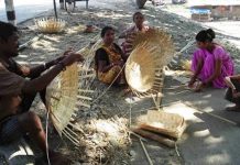 छठपर्वका बेला महोत्तरीका डोम मनग्य आम्दानी गर्दै