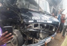 प्रहरीको गाडी र मालवाहक ट्रक ठोक्ँकिदा ९ प्रहरी घाइते