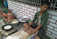 जनकपुरकाे हाेटलमा कलिलाे बालक राेटी सेक्दै