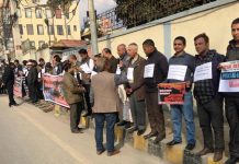 मधेश आन्दोलनको प्रतिवेदन लुकाएको भन्दै प्रधानमन्त्री निवास अगाडि प्रदर्शन