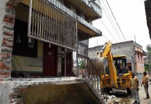 सडकका लागि डोजर चलाएर आफनो घर भत्कायो वडाध्यक्ष