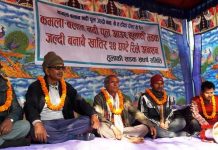 कमला नदीमा पुल निर्माणको माग गर्दै जनकपुरमा अनशन