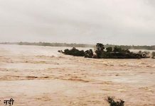 कमला नदिमा २४ घण्टा देखि ९ जना कामदार बाढीमा फसेको तर अहिले सम्म हेलिकप्टर आउन सकेन