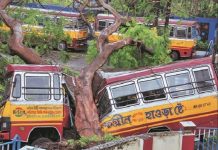 आँधीबाट व्यापक क्षति भएपछि भारतीय प्रधानमन्त्री मोदी बंगालमा