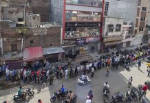 दिल्लीको रक्सी पसलमा लामो भीड