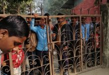 शिक्षक र राहत सामग्रीको माग गर्दै बिधालयमा तालाबन्दी