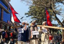 हलो र जुवा लिएर उखु किसानद्वारा माइतीघरमा प्रदर्शन