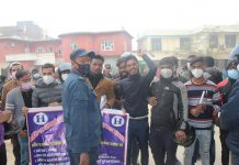 प्रदेश २ : तलब माग गर्दै करारका कर्मचारीहरु धर्नामा