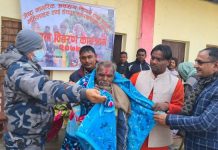 धनुषाका हाँसपुर नगरपालिका मेयर मण्डल द्वारा कम्वल वितरण