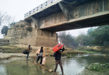 पुल ११ महिनादेखि बन्द, नदी तरेर आवतजावत
