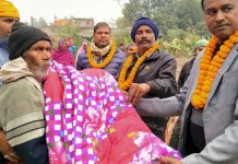 धनुषाको मिथिला नगरपालिमा गरिव विपन्नलाई सिरक वितरण