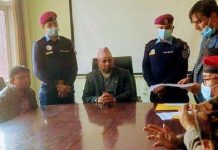 प्रधानमन्त्रीलाई प्रचण्ड–माधव समूहले पठायो संविधान पुस्तक