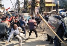जनकपुरधामः दाहाल–उपाध्याय समूहले गाडी तोडफोड गर्न खोज्दा यसरी भयो झडप (भिडियोसहित)
