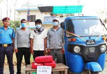 १५ किलो गाँजा र टेम्पु,रुपैयासहित तीनजनालाई प्रहरीले पक्राउ