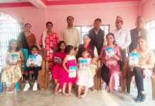 प्रधानमन्त्री ओली द्वारा हस्ताक्षर गरिएकाे धनुषामा ५ बालिकालाई डायरी बितरण