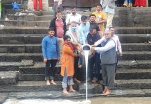 पशुपतिनाथ मन्दिर निकट रहेको बागमती नदीमा पुर्वमन्त्री अरगरियाले गरेसयौ लिटर दुध अर्पण