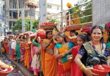 शक्तिपीठहरूमा महिलाहरूले माता दुर्गाको खोंइछ भर्दै (फोटो फिचर)