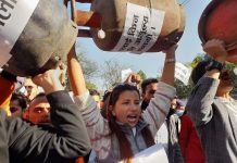 विद्यार्थीले निकाले सिलिन्डर जुलुस