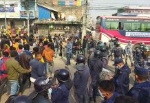 पूर्वपश्चिम राजमार्ग बल प्रयोग गरेर खुलाउन खोज्दा प्रहरी र आन्दोलनकारीबीच झडप