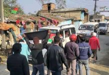 धनुषामा भौतिक मन्त्री यादवलाई किसानका सन्तानहरुले देखाए कालो झण्डा